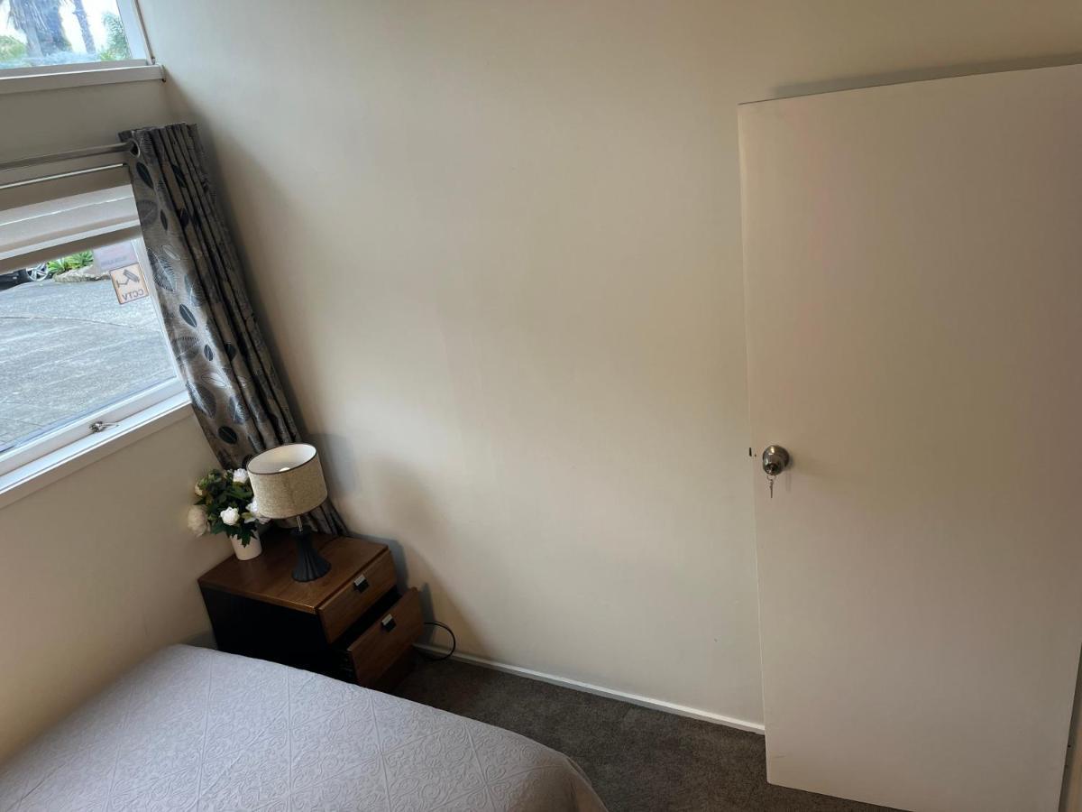 Hillcrest Homestay, Northshore, Оукланд Екстериор снимка
